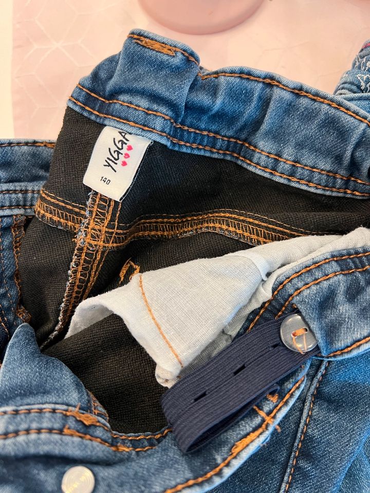 Jeans Paket gefüttert Häkelborte Mädchen slim Yigga Gr. 140 in Erftstadt