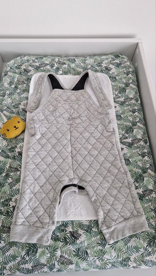 Niedliches Set aus Cardigan und Latzhose von Petit Bateau in Bielefeld