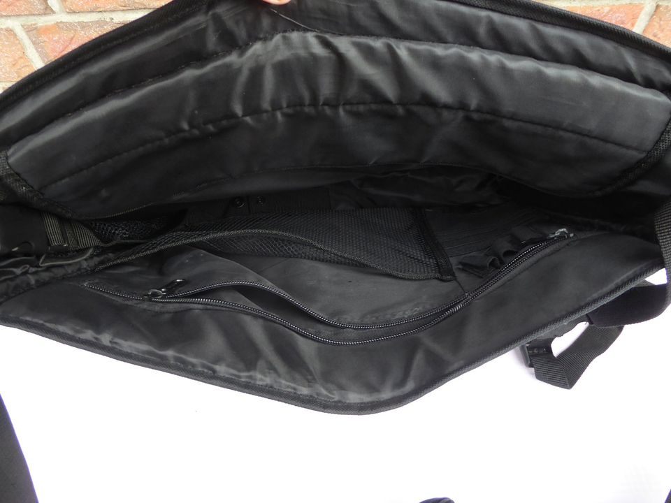 BAZOO Tasche für Notebook / Laptop schwarz gut gepolstert in Flintbek