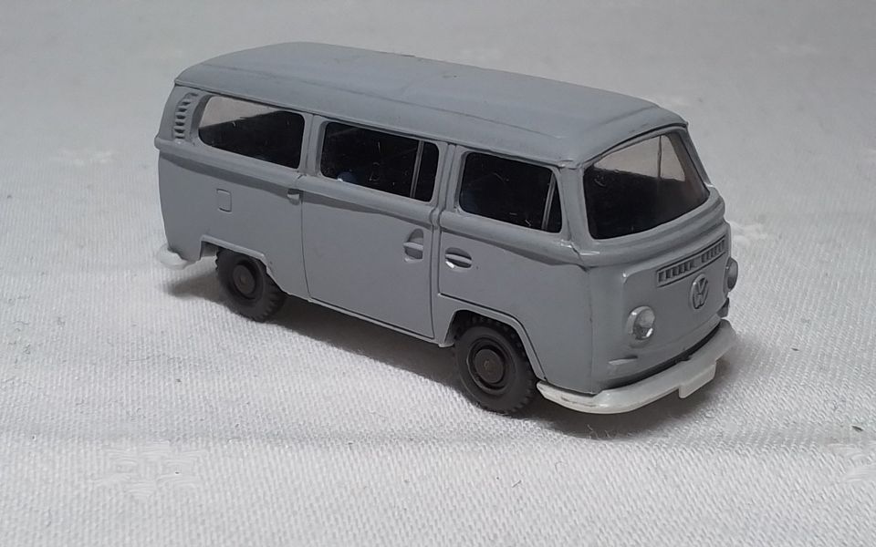 Wiking VW T2 Bus, 1968-75, Saure 330/1G in Stade