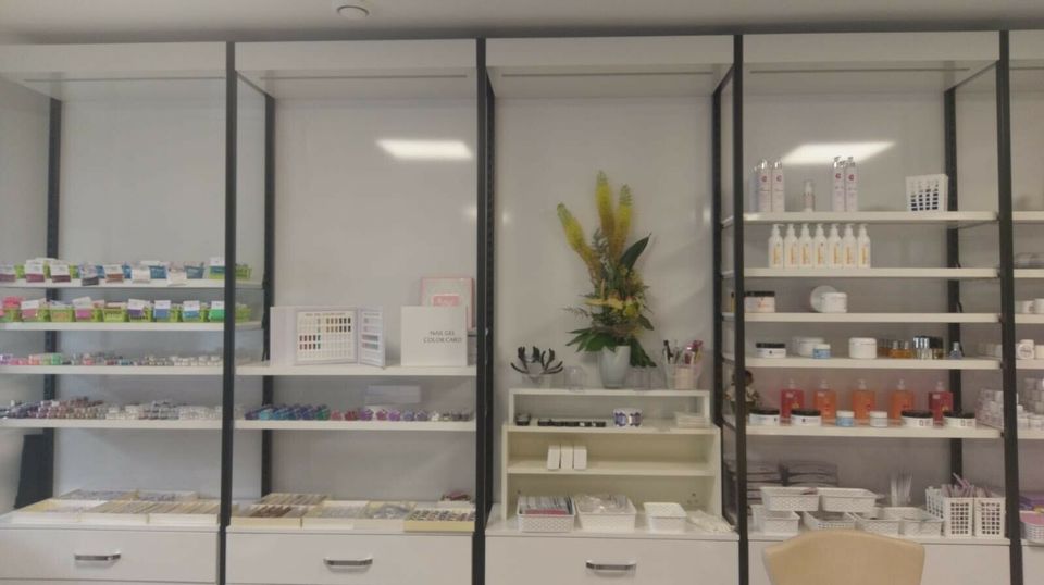 Ladeneinrichtung für  Braut Beauty  Parfümerie  Maniküre Theke in Fuessen