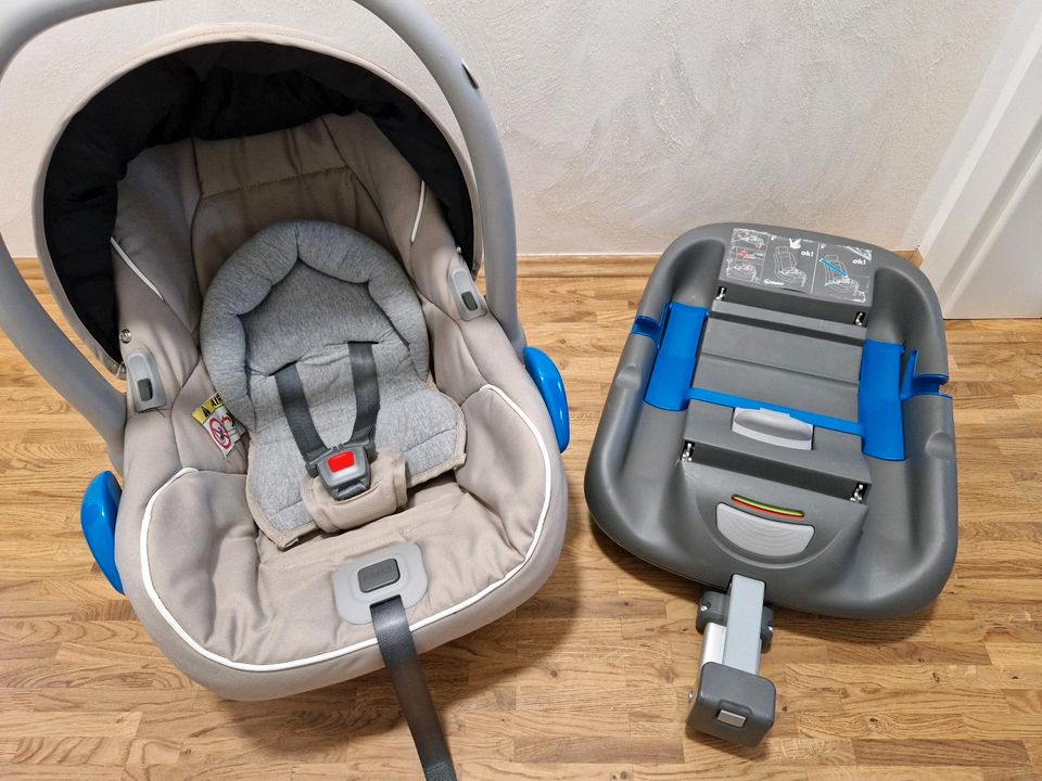 Babyschale mit Isofix Station in Leipzig