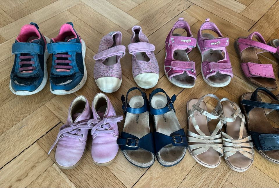 Schuhe Kinderschuhe Sandalen Mädchen Superfit Bisgaard Crocs Zara in Frechen