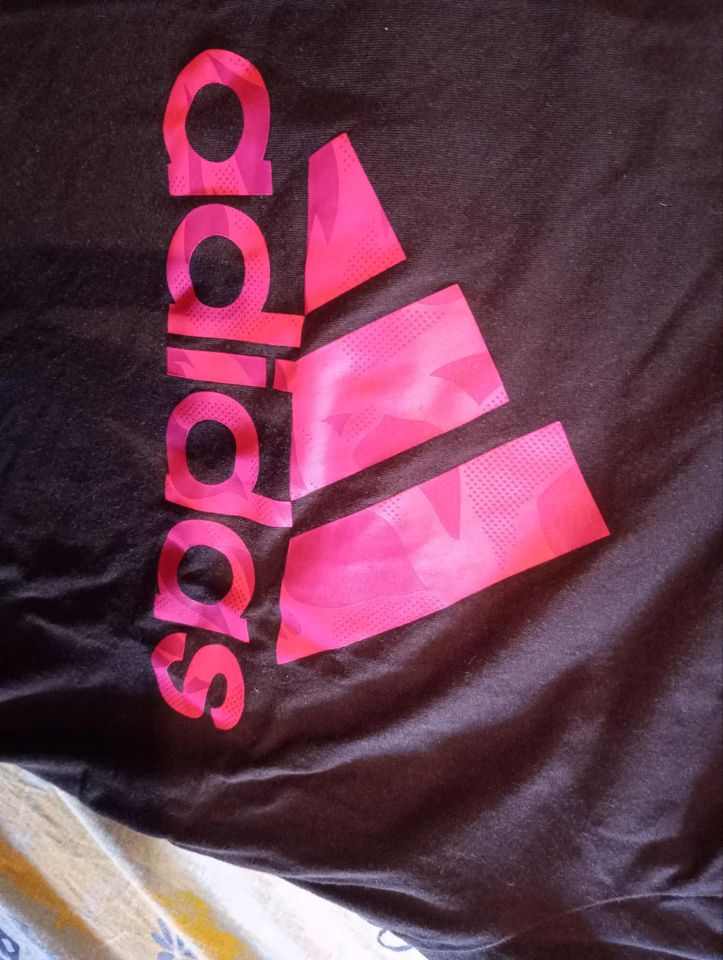 Adidas tshirt 164 schwarz mit pinke Schrift in Stuttgart