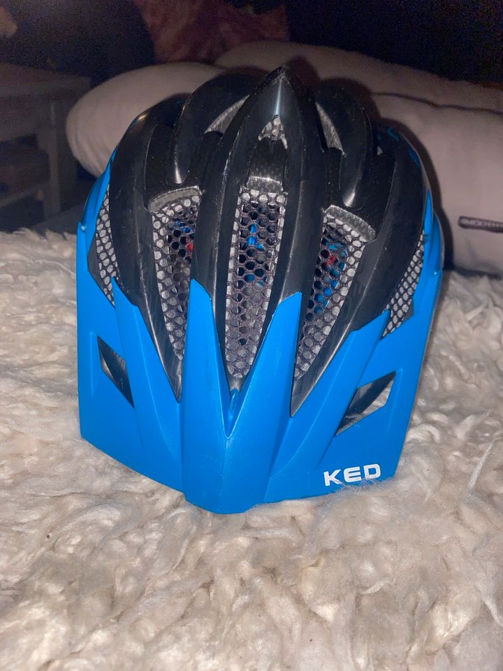 Fahrradhelm von Ked mit Gebrauchsspuren, Größe M (55-59 cm) in Hamburg