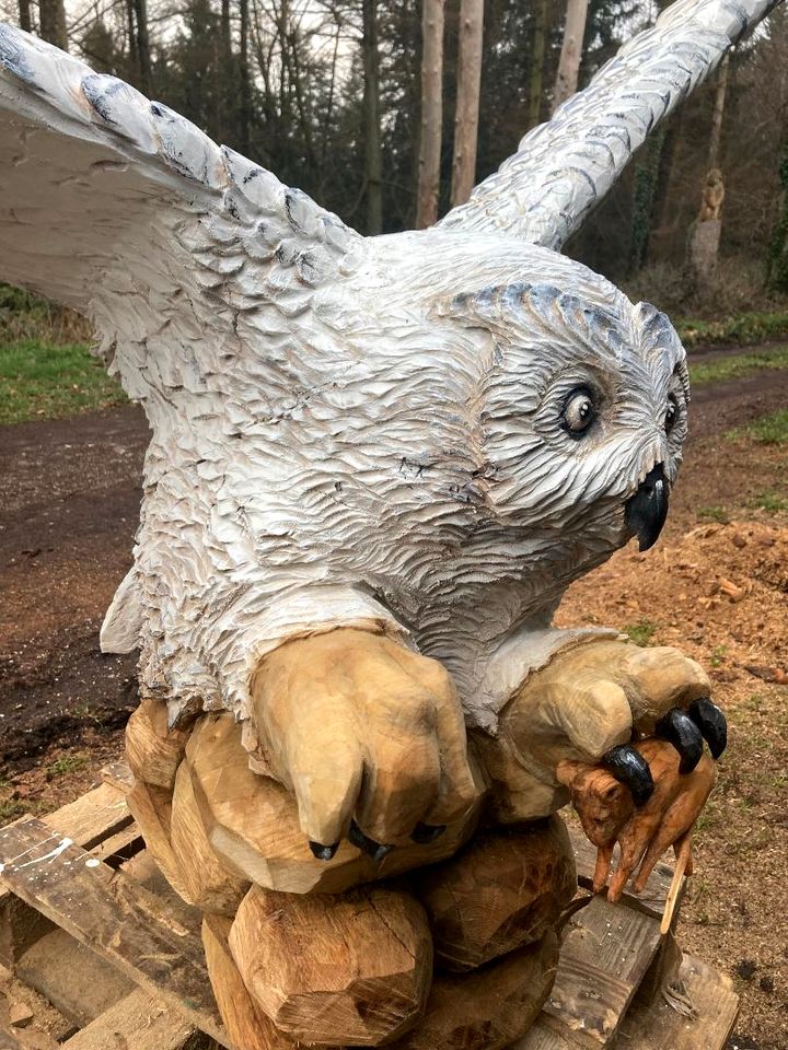 Schneeeule mit Maus aus Holz, selbstgemacht in Düsseldorf