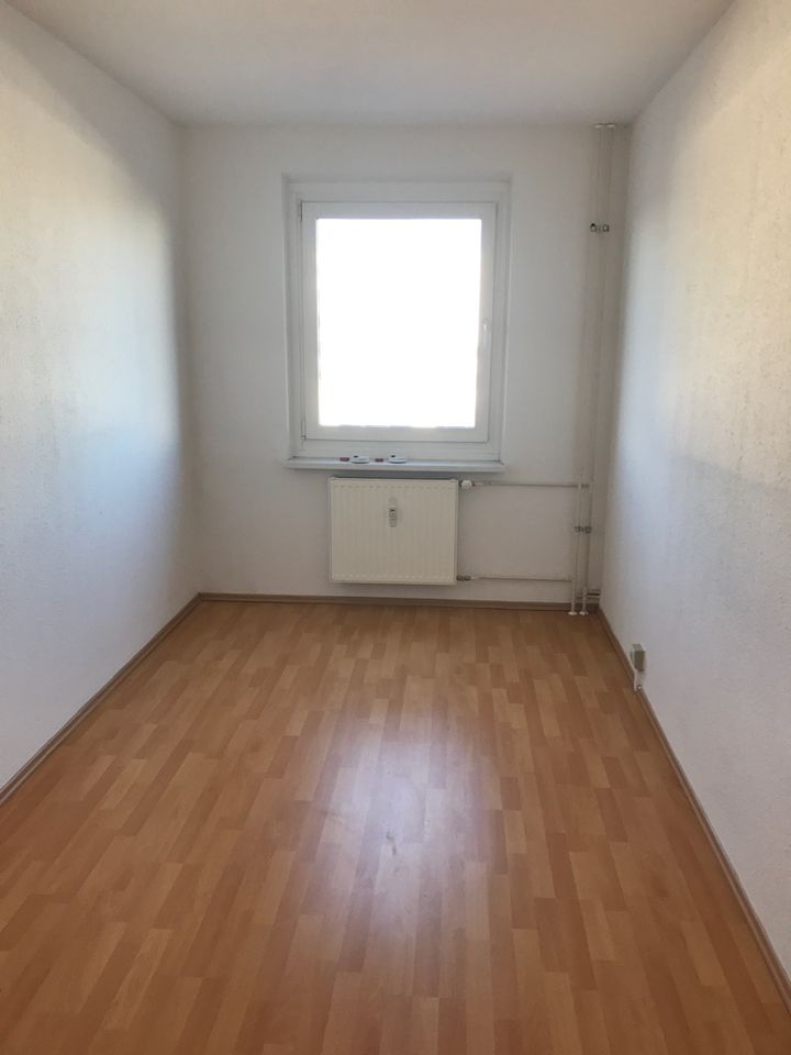 Schöne große 3 Zimmer Wohnung, Küche mit Fenster in Neubrandenburg