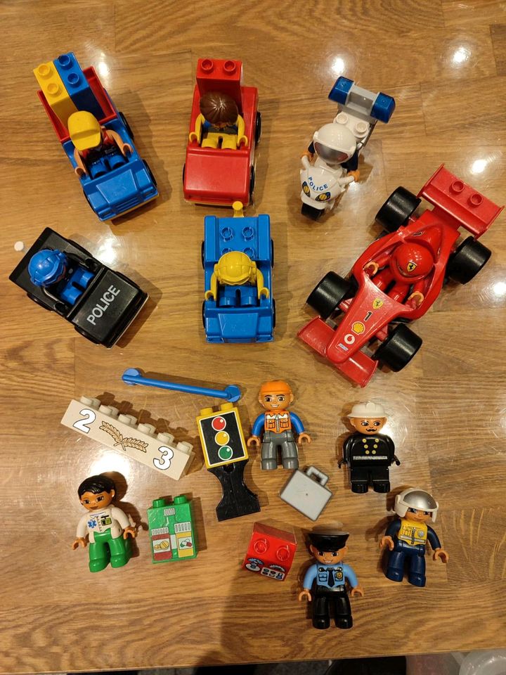 Lego Duplo Figuren und Fahrzeuge +Formel 1 Fahrzeug in Oberhausen