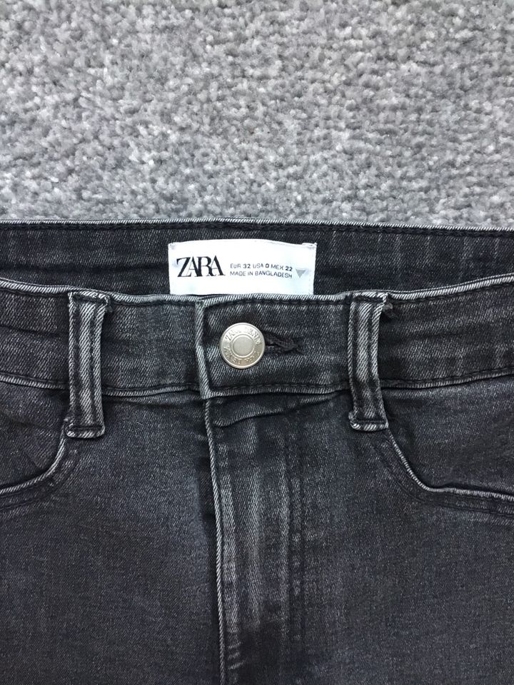 ZARA TRF High Waist Jeans, schwarz, Gr. 32 (158) in Lauingen a.d. Donau