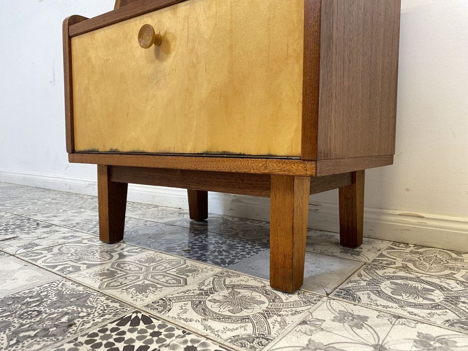 WMK 1/2 Formschöner & gut erhaltener Mid-Century Nachttisch aus 1963 mit hübschen Holzgriffen # Nachtschrank Nachtschränkchen Nachtkommode Bedside table Kommode Beistelltisch Vintage Mid-Century DDR in Berlin