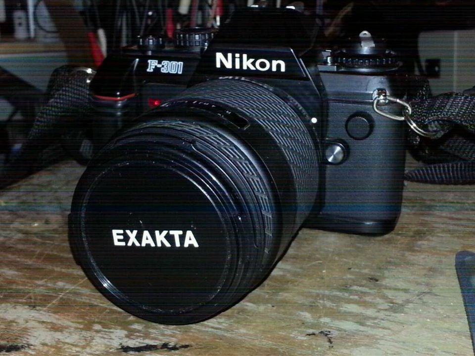Nikon F-301; Camera + Objektiv EXAKTA 35-135 mm in Berlin