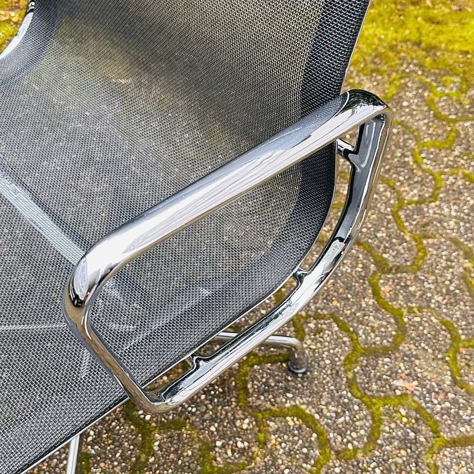 TOP: Vitra / Herman Miller | EA107 Alu-Chair | Aluminium Chair | Netzgewebe | Schreibtischstuhl drehbar | Büro Designklassiker | Stuhl | Sessel | Passt zu: Cassina, USM Haller, Knoll… in Düsseldorf