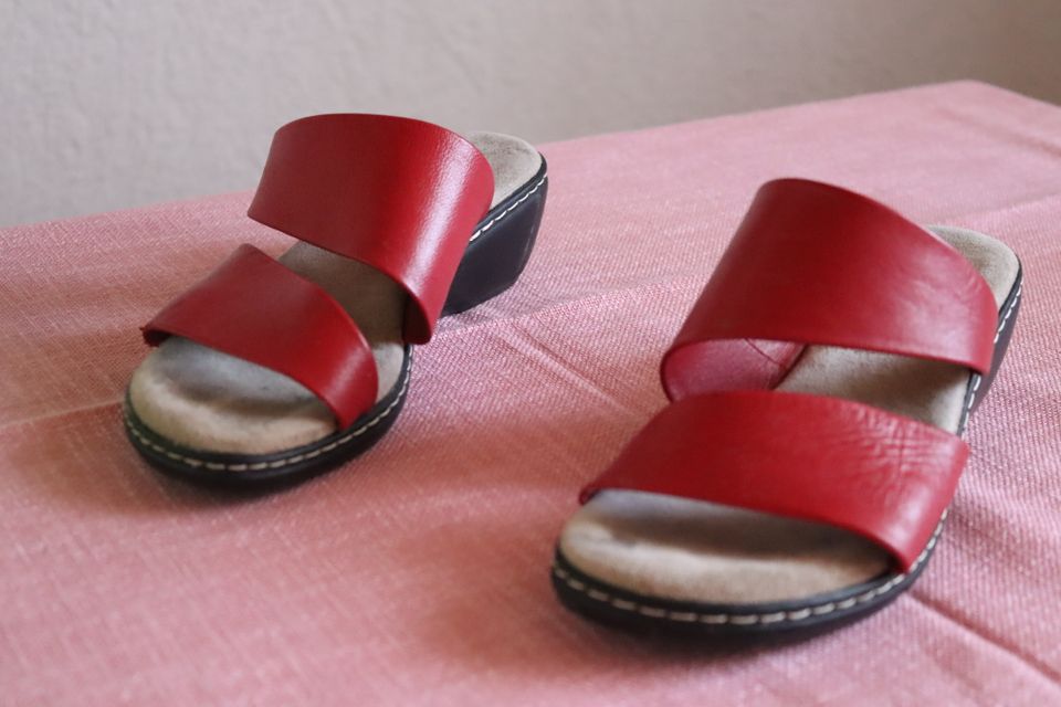 Sandalen von Jana Gr 39 rot gepolsterte Sohle in Lahnau