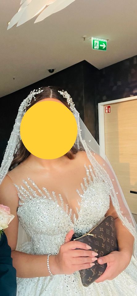 Brautkleid Hochzeitskleid weiß mit Tüll und Pailletten in Hamburg