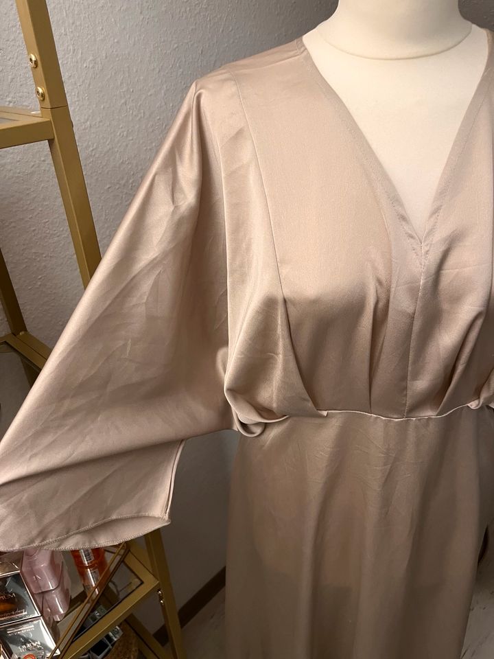 Maxikleid Kleid creme Satinoptik in Bonn