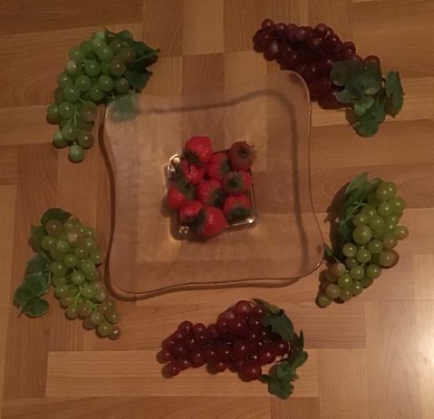 Glasschale + Kunstobst Erdbeeren Weintrauben Lebensmittelattrappe in Kleinblittersdorf