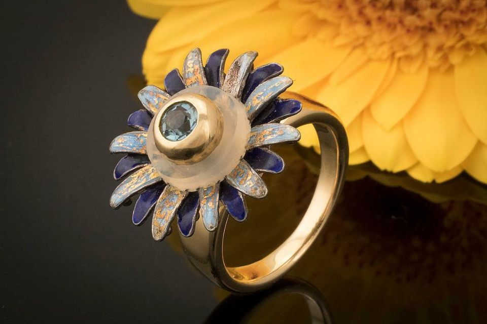 Charlotte Ring Blütezeit mit blauem Stein in 750er Gelbgold 18 ct in Wegberg