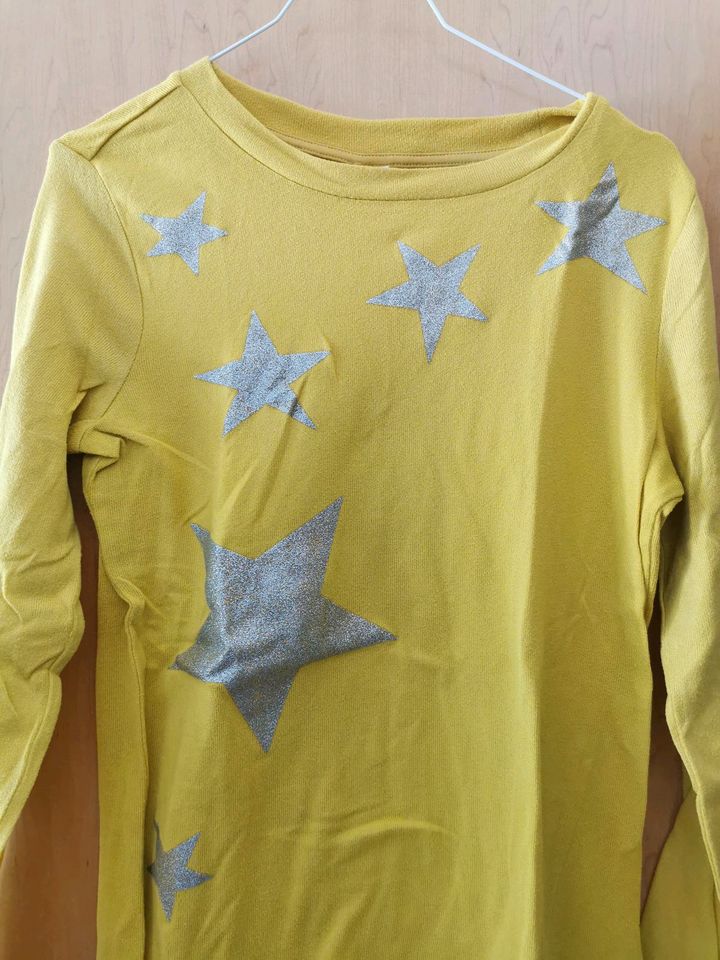 Pullover in gelb mit silbernen Sternen in Baltmannsweiler