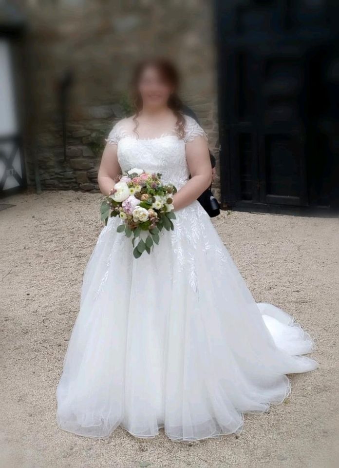 Brautkleid mit Rosendetails & tollen Lichtglitzereffe in Bendorf
