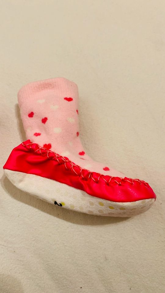 Neu 20-22 pink Socken-Schuh Erstling Schlupp Krabbelschuhe Herz in Berlin