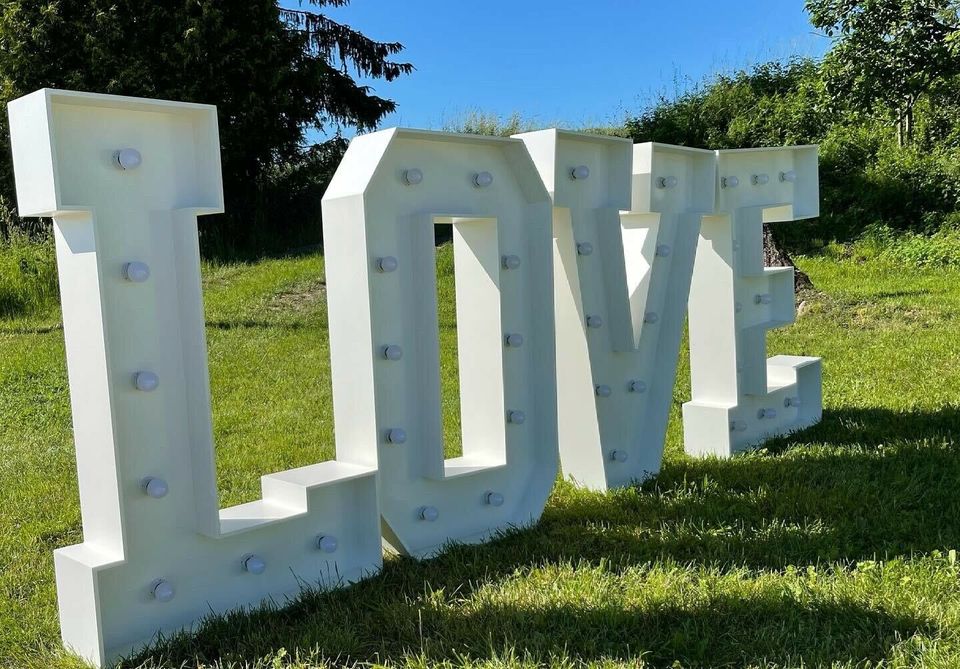 XXL Leuchtbuchstaben LOVE zur Hochzeit mieten in Erding