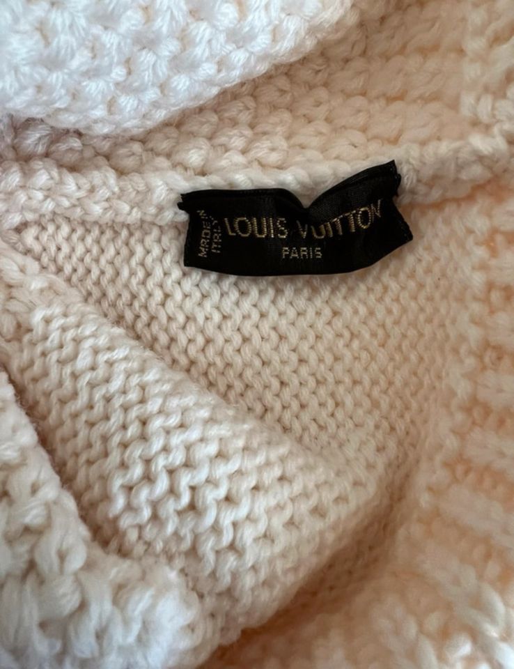 Louis Vuitton Mütze und Schal Set in München