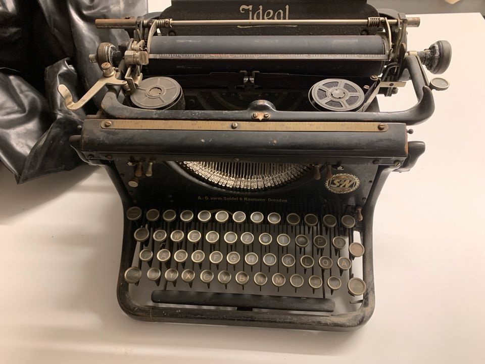 Alte Schreibmaschine und Rechenmaschine in Berlin