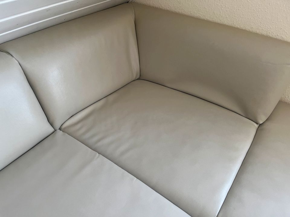 Beige Ledercouch in Großenkneten