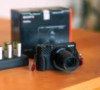 Sony RX100 VA Kompaktkamera + Zubehör Mecklenburg-Vorpommern - Neubrandenburg Vorschau