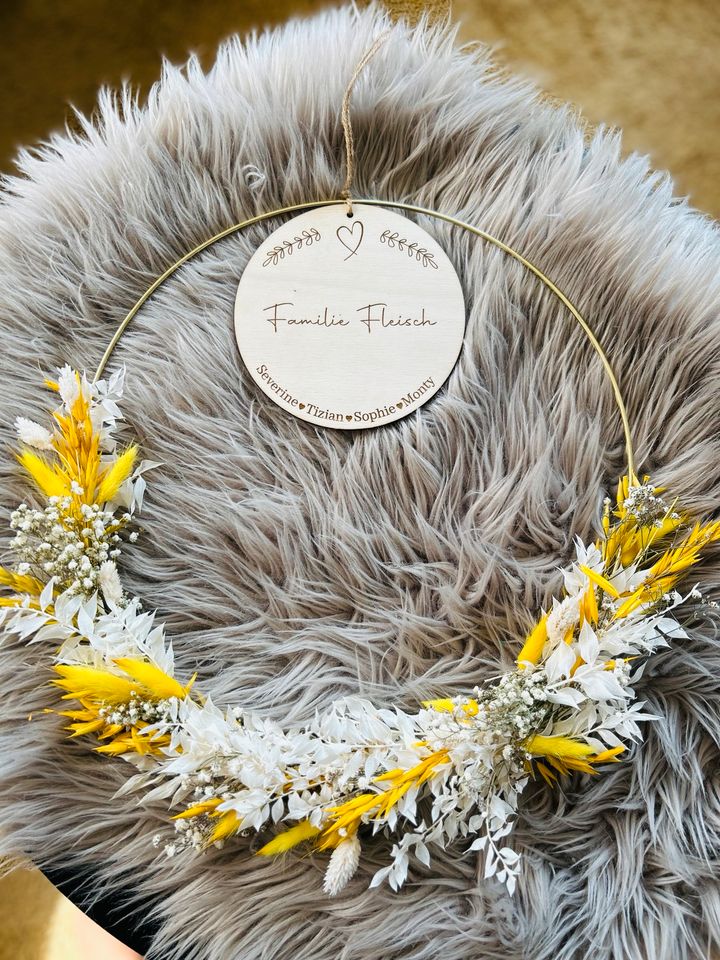 Großer Loop mit Trockenblumen und personalisiertes Holzschild in Gemmingen