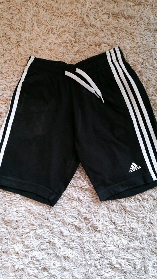 Adidas Sporthose Größe 140 in Hüllhorst