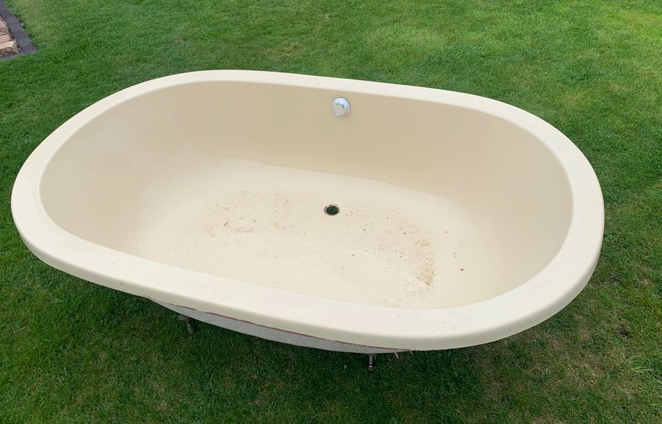 Alte Acryl ovale Badewanne als Gartenpool oder Gartendeko... in Haren (Ems)