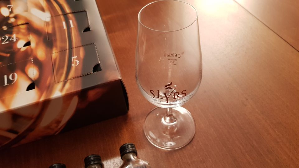 Dekoration 24 leere kleine Whiskyflaschen Slyrs mit Probier-Glas in Hagenbach
