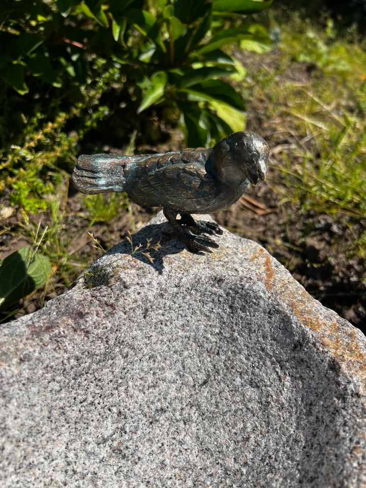 Vogeltränke Schwarzwald Granit mit Bronze Vogel Haussperling in Hohberg