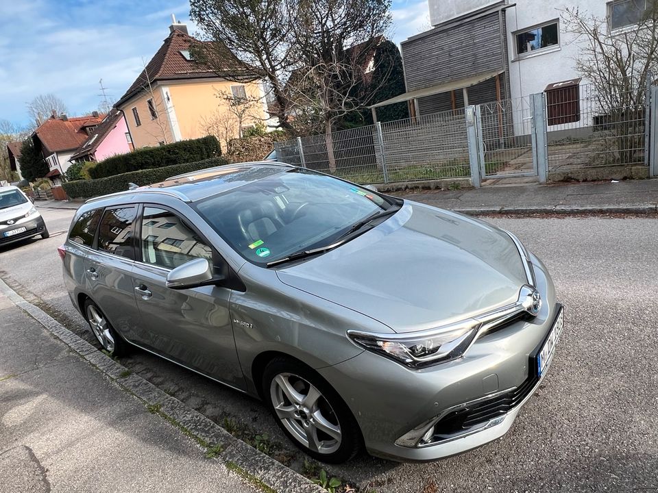 Toyota Auris Touring Sports Hybrid Executive in München