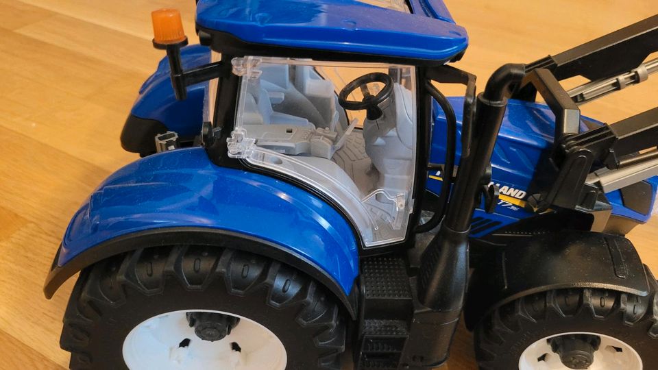 Bruder Traktor New Holland in Unterhaching