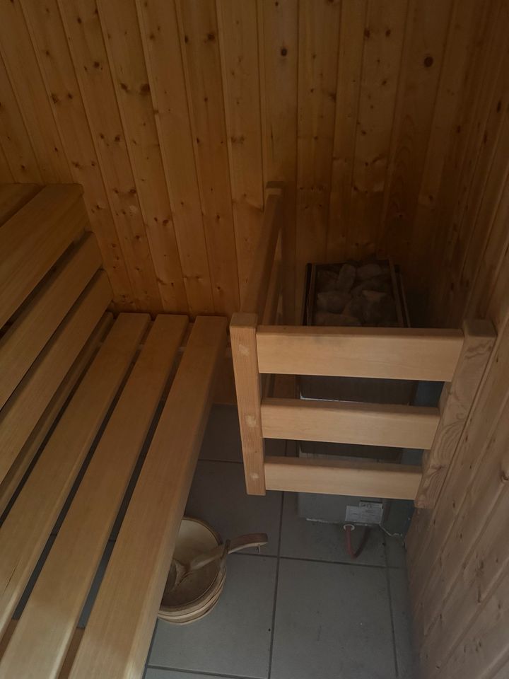 Sauna aus Holz mit Elektrosaunaofen in Büttelborn