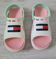 Tommy Hilfiger Badelatschen/-schuhe Größe 33/34 Brandenburg - Gahro Vorschau