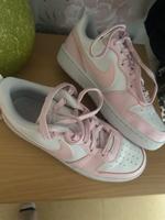 Nike Schuhe in Rosa Weiß Hessen - Kirchhain Vorschau