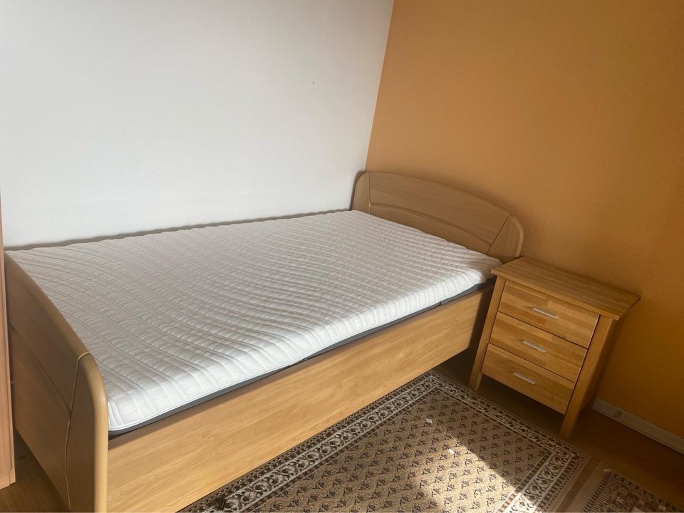 Schlafzimmer - Schrank, Bett, Matratze und Nachttisch in Lüneburg