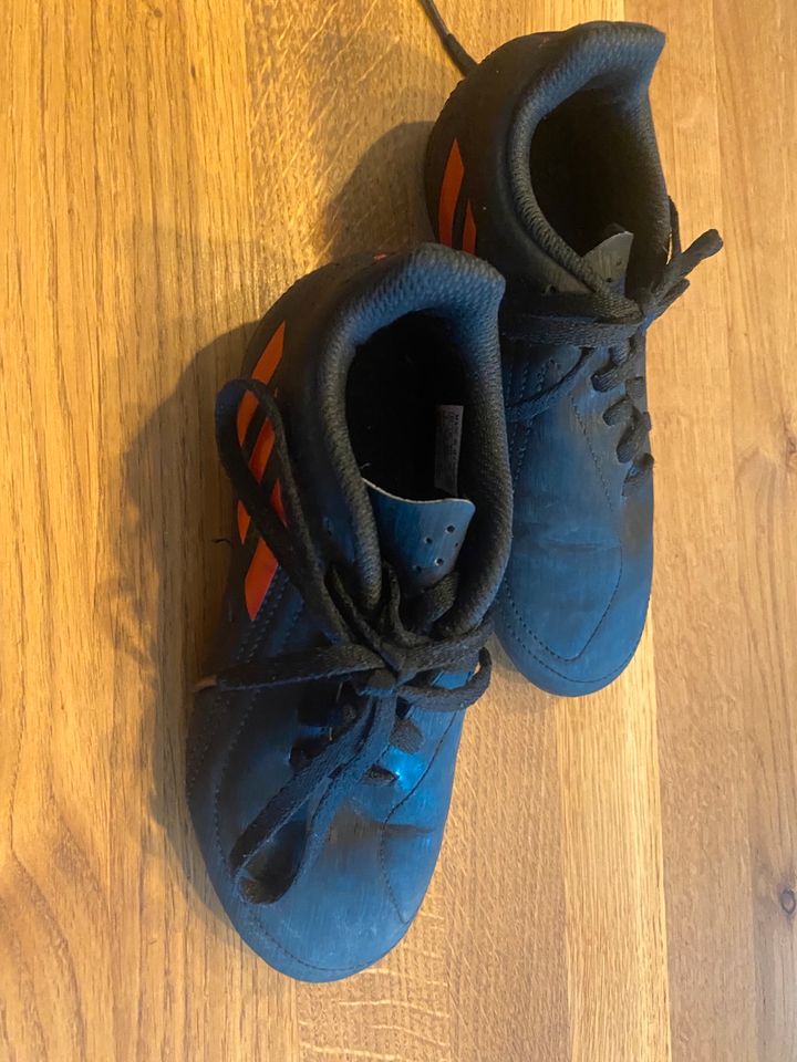 Fußballschuhe von Adidas gr. 32 in Sankt Goar