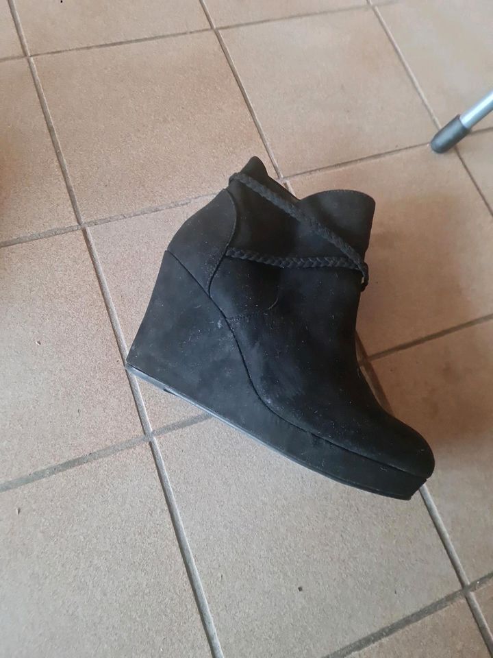 Schwarze Keilabsatzstiefel in Horb am Neckar