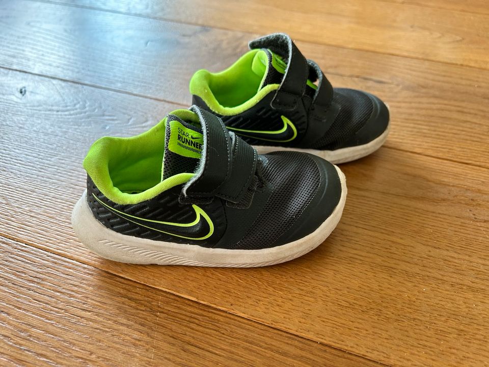 Kinder-Schuh, Nike Star Runner, schwarz/grün, 23,5, wie NEU in Kelkheim