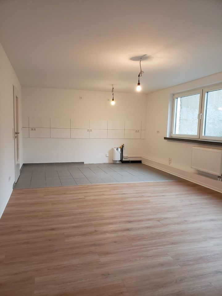Ideal für Wohnen und Arbeiten: Helle neu renovierte 2,5-Zimmer-Souterrain-Wohnung in BS-Kanzlerfeld mit gr. Hobbyraum/Keller (50m²) in Braunschweig