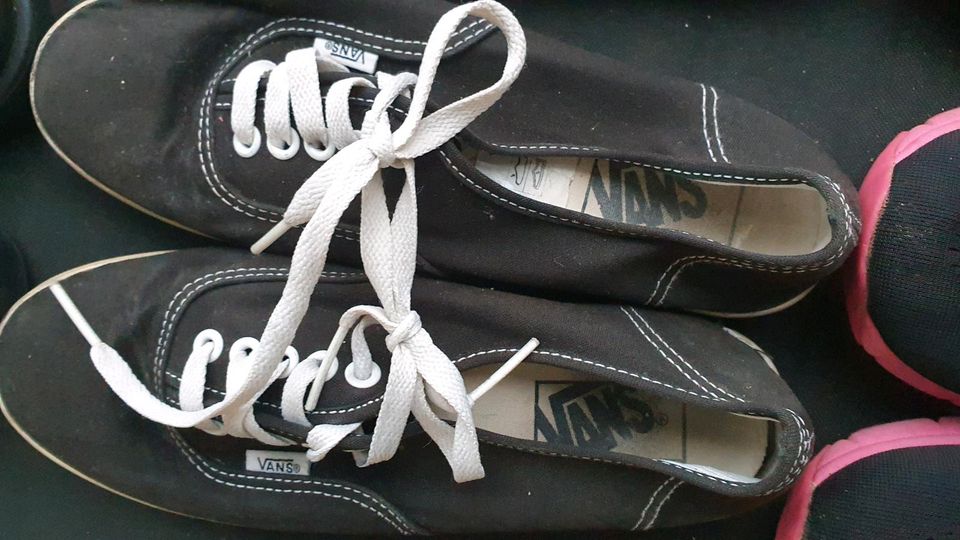 Schuhe Sneaker Halbschuhe Sandale Pantoletten Nike Adidas Convers in Elchesheim-Illingen
