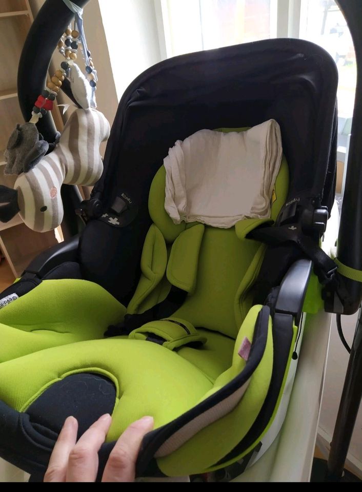 Kiddy evoluna i size Babyschale und Isofix Station/ Liegefunktion in Bad Staffelstein