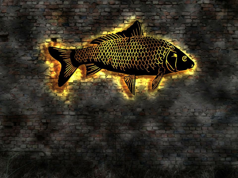 Karpfen Fisch 3D LED Wandbild aus schwarz lackiertem Holz in München
