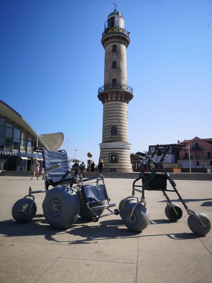 Pflegekräfte bieten Strandrollstuhl und Rollator in Rostock