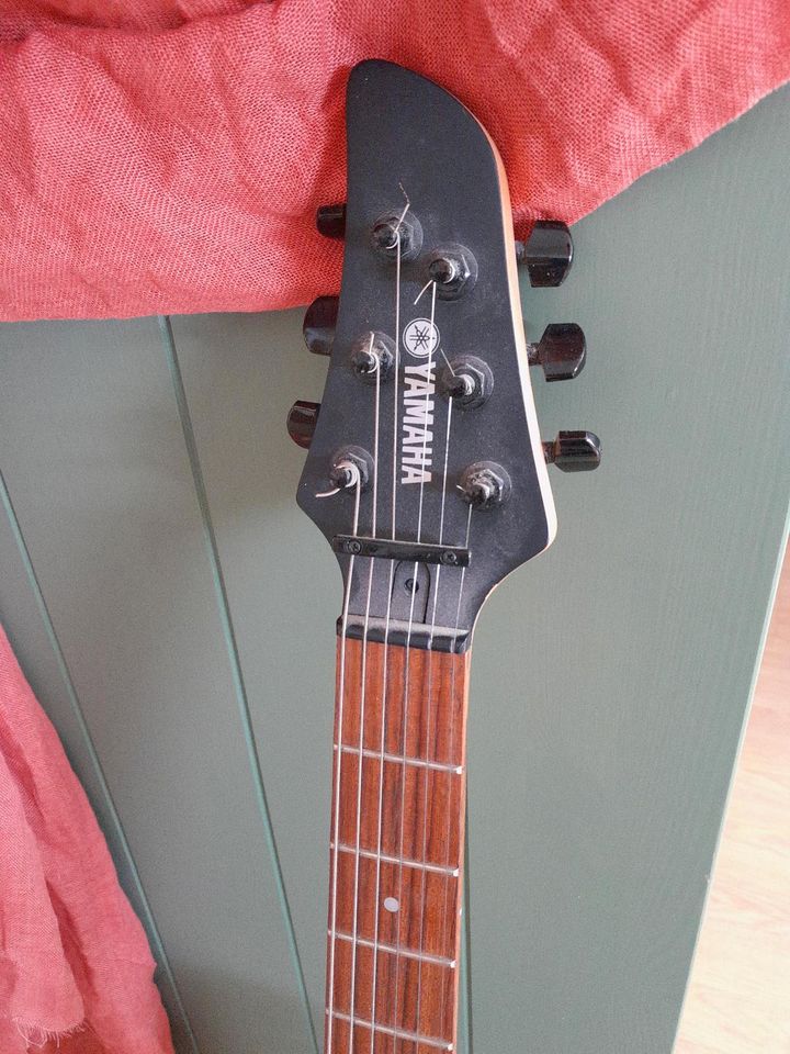 Yamaha Linkshänder E-Gitarre in Bonn