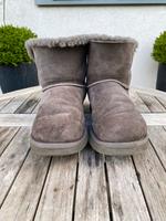 UGG grey/ grau mit Schleife hinten, Boots, Gr 39 Niedersachsen - Buxtehude Vorschau